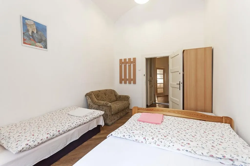 פראג Gallery Hostel