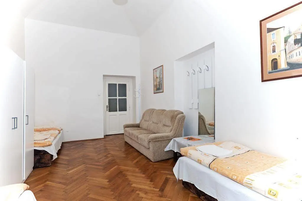 פראג Gallery Hostel 0*,  צ'כיה